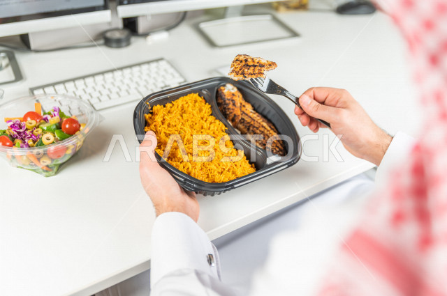 وجبات صحية مكونة من الأرز والدجاج مع السلطة الطازجة لجسم رشيق متناسق , حمية غذائية , الوزن المثالي .