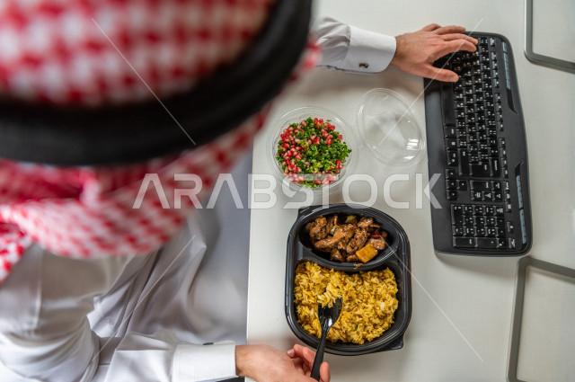 وجبة صحية متكاملة مكونة من سلطة الخضروات الطازجة وطبق من اللحم مع القليل من الأرز الصحي , حمية غذائية لجسم رشيق ووزن مثالي , مقبلات باردة و وجبات ساخنة . 