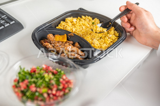 وجبة صحية متكاملة مكونة من سلطة الخضروات الطازجة وطبق من اللحم مع القليل من الأرز الصحي , حمية غذائية لجسم رشيق ووزن مثالي , مقبلات باردة و وجبات ساخنة . 