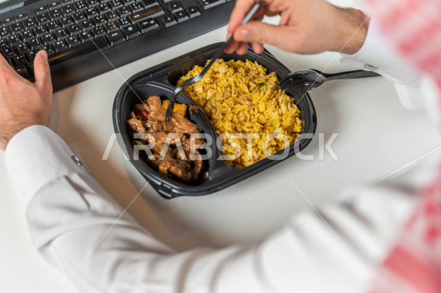 وجبة غداء صحية مكونة من اللحم والقليل من الأرز  , حمية غذائية , وجبات صحية مفيدة .