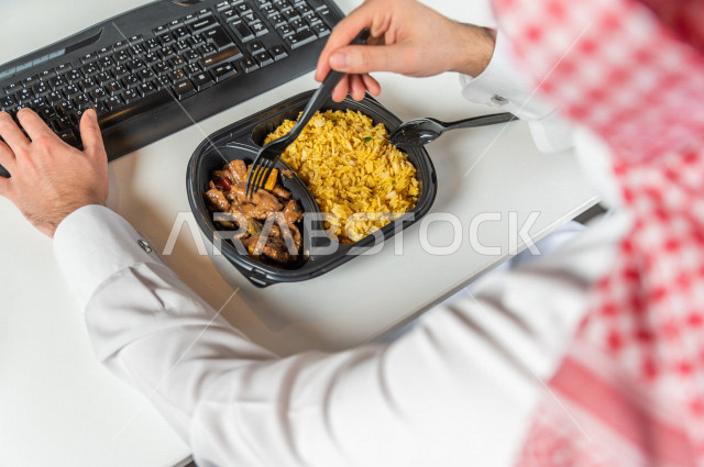 وجبة غداء صحية مكونة من اللحم والقليل من الأرز  , حمية غذائية , وجبات صحية مفيدة .