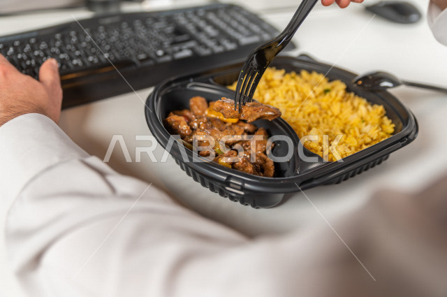 وجبة غداء صحية مكونة من اللحم والقليل من الأرز  , حمية غذائية , وجبات صحية مفيدة .