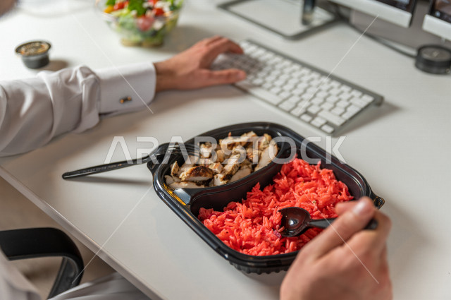 وجبة صحية مكونة من الدجاج المشوي والقليل من الأرز المسلوق لوجبة صحية مفيدة , أطباق ساخنة , وجبات صحية لجسم رشيق , الوزن المثالي . 