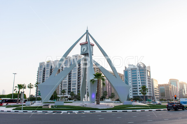 مقصد السياح و الزائرين من مختلف البلدان, أماكن ومعالم سياحية مشهورة ,النمو والتطور العمراني  في الامارات العربية المتحدة, الفن الهندسي المعماري على الطراز الحديث برج الساعه في ديرة في مدينة دبي في وقت النهار, خلفية المباني و المنشآت السكنية و التجارية