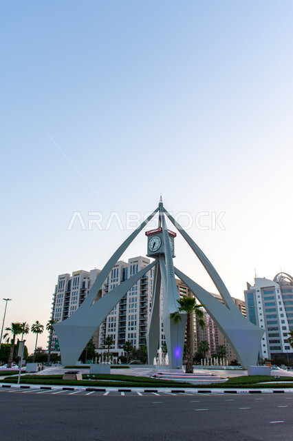 أماكن ومعالم سياحية مشهورة ,النمو والتطور العمراني  في الامارات العربية المتحدة, الفن الهندسي المعماري على الطراز الحديث برج الساعه في ديرة في مدينة دبي في وقت النهار, مقصد السياح و الزائرين من مختلف البلدان, خلفية المباني و المنشآت السكنية و التجارية