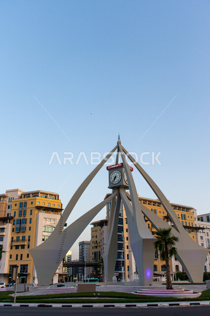 الفن الهندسي المعماري على الطراز الحديث برج الساعه في ديرة في مدينة دبي في وقت النهار, أماكن ومعالم سياحية مشهورة ,مقصد السياح و الزائرين من مختلف البلدان, النمو والتطور العمراني  في الامارات العربية المتحدة, خلفية المباني و المنشآت السكنية و التجارية
