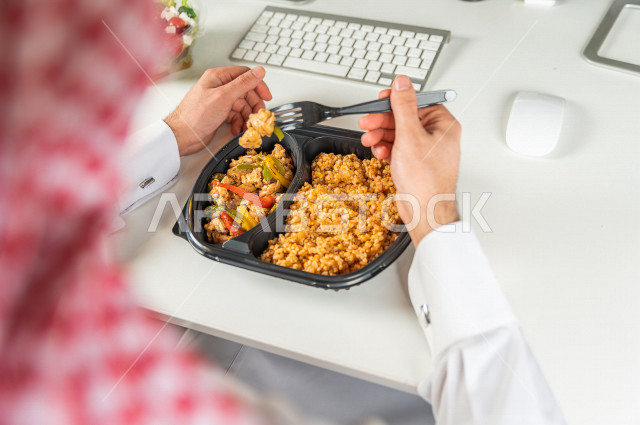 طبق صحي من الدجاج والخضروات مع البرغل الصحي , وجبات صحية لجسم رشيق ووزن مثالي , .