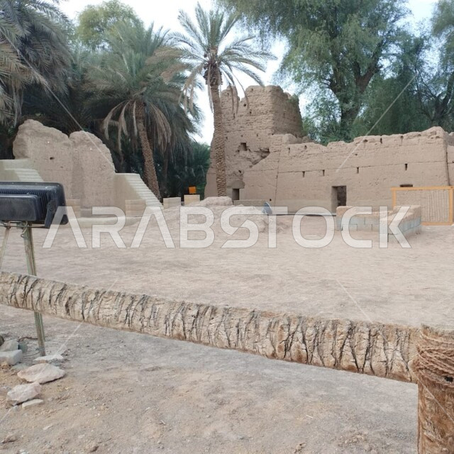 وجهة ثقافية ترفيهيه, الحصون المبنية من الطين على الطراز القديم, الاهتمام في زراعة الاشجار الخضراء، القطارة للفنون في مدينة العين ,مقصد السياح من مختلف البلدان, أماكن و معالم سياحية مشهورة في الامارات العربيه المتحدة