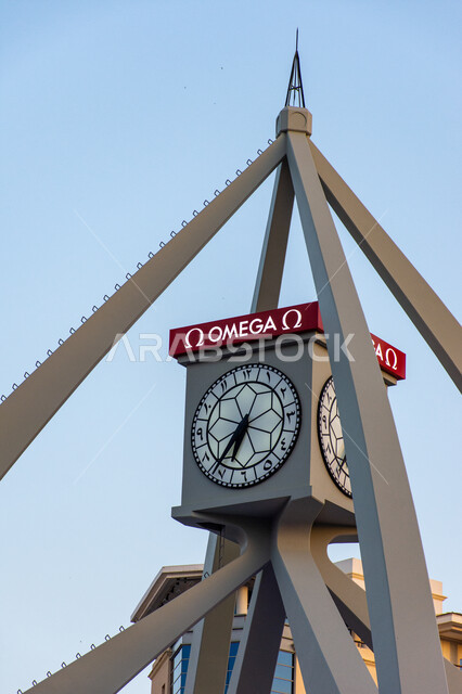 النمو والتطور العمراني في الامارات العربية المتحدة ,الفن الهندسي المعماري على الطراز الحديث, صورة مقربة لعلامة الاوميغ على دوار الساعه في ديرة في مدينة دبي في وقت النهار ,مقصد السياح و الزائرين من مختلف البلدان, أماكن ومعالم سياحية مشهورة