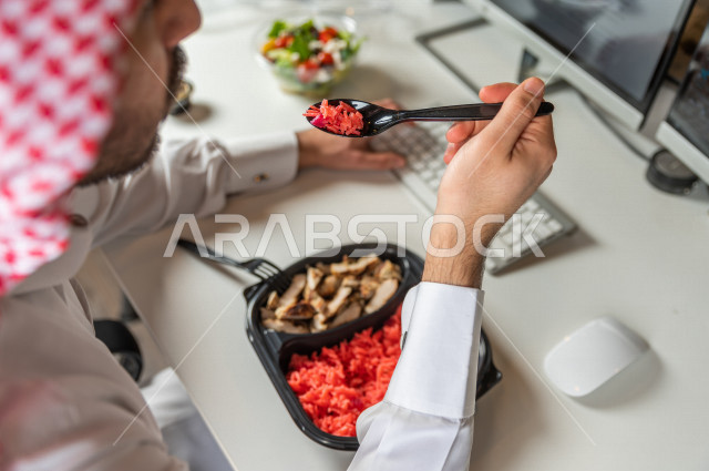 وجبة صحية مكونة من الدجاج المشوي والقليل من الأرز المسلوق لوجبة صحية مفيدة , أطباق ساخنة , وجبات صحية لجسم رشيق , الوزن المثالي . 