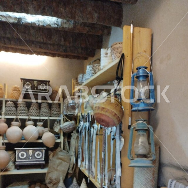 الأواني والمنتجات الفخارية المصنوعة من الطين، وجهة ثقافية ترفيهيه، مركز القطارة للفنون في مدينة العين ,مقصد السياح من مختلف البلدان, أماكن و معالم سياحية مشهورة في الامارات العربيه المتحدة، أواني الفخار والفوانيس ذات الطراز القديم