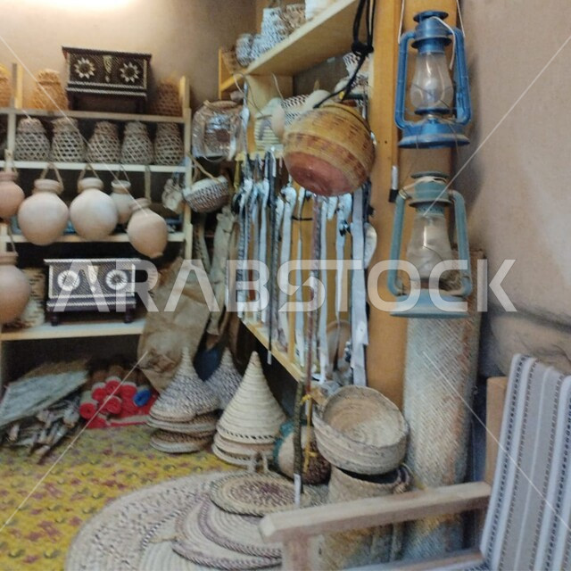 أواني الفخار والفوانيس ذات الطراز القديم، وجهة ثقافية ترفيهيه، مركز القطارة للفنون في مدينة العين ,مقصد السياح من مختلف البلدان, أماكن و معالم سياحية مشهورة في الامارات العربيه المتحدة، الأواني والمنتجات الفخارية المصنوعة من الطين