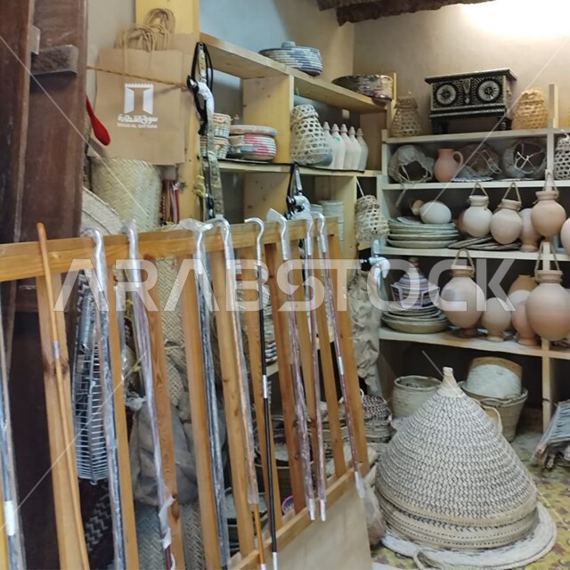 اكسسوارات ذات الطراز القديم، وجهة ثقافية ترفيهيه، مركز القطارة للفنون في مدينة العين ,مقصد السياح من مختلف البلدان, أماكن و معالم سياحية مشهورة في الامارات العربيه المتحدة، الأواني والمنتجات الفخارية المصنوعة من الطين