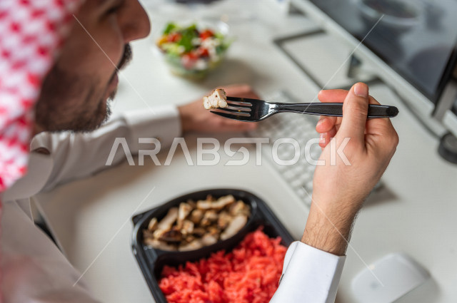 وجبة صحية مكونة من الدجاج المشوي والقليل من الأرز المسلوق لوجبة صحية مفيدة , أطباق ساخنة , وجبات صحية لجسم رشيق , الوزن المثالي . 