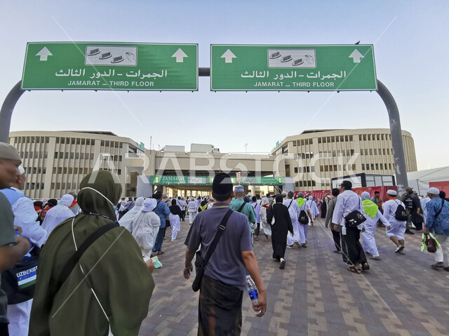 الطريق المؤدي لمنطقة رمي الجمرات في مكة المكرمة، لوحات إرشادية في المعالم الإسلامية المشهورة، تجمع المسلمين من شتى أنحاء العالم، أداء مناسك الحج والعمرة في شهر ذي الحجة، العبادة والتقرب إلى الله