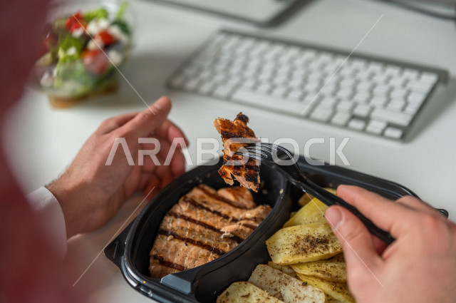 طبق صحي لذيذ من السالمون والبطاطس الطازجة , وجبات صحية , أطباق ساخنة . 