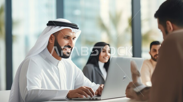مهن ووظائف ادارية مكتبية، استخدام الأجهزة التكنولوجية الحديثة والمتطورة، إدارة شؤون الأعمال وتنظيمها، صورة مقربة لموظف عربي خليجي سعودي يقوم بالعمل على الحاسوب المحمول داخل المكتب، الشركات والمكاتب في المملكة العربية السعودية