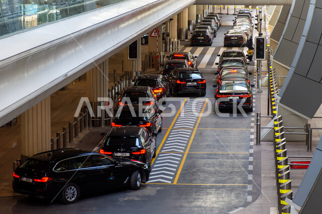 خدمة توصيل المسافرين في مطار دبي الدولي، خدمة الدرجة الأولى للزائرين في طيران الإمارات العربية المتحدة، صورة من الاعلى لطابور سيارات في المطار, وسائل النقل و المواصلات, أماكن ومعالم سياحية مشهورة