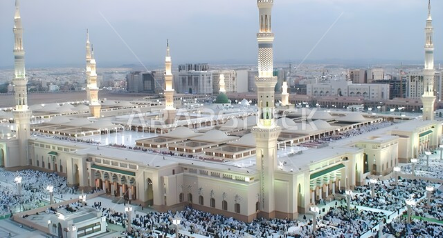 الفن الهندسي المعماري والديكورات الاسلامية على الطراز الحديث، المآذن و القبب المضيئة، معالم وأماكن دينية مقدسة في المملكة العربية السعودية، نداء المسلمين لأداء الصلاة والتقرب إلى الله تعالى، صورة جوية للمدينة المنورة