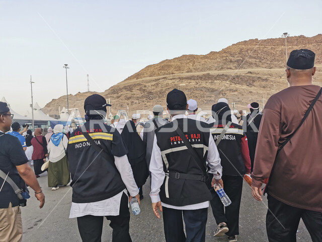 معالم اسلامية دينية مقدسة، أداء مناسك الحج والعمرة، تجمع المسلمين من أنحاء العالم، مجموعة من الحجاج والمعتمرين يتوجهون لمكان رمي الجمرات بمكة المكرمة في المملكة العربية السعودية