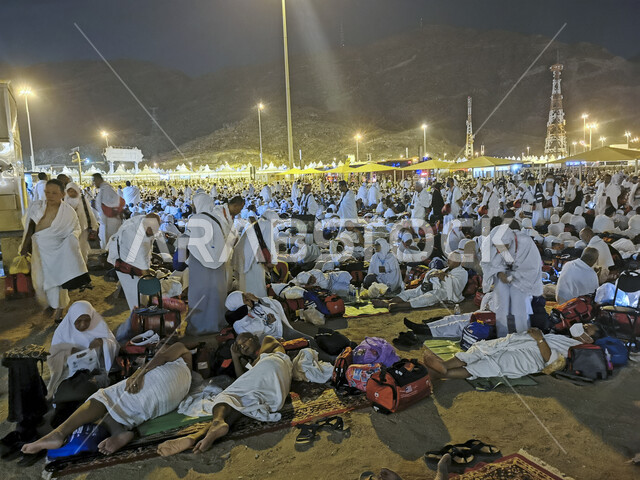 معالم اسلامية دينية مقدسة، أداء مناسك الحج والعمرة، تجمع المسلمين من أنحاء العالم، مجموعة من الحجاج والمعتمرين في مزدلفة بمكة المكرمة في المملكة العربية السعودية