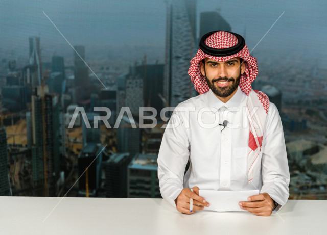 مذيع و اعلامي سعودي خليجي يمتلك المهارة بتقديم النشرات الاخبارية المتنوعة  ، استخدام تقنية الجرافيكس في تقديم الاخبارالمحلية و الاقليمية اخبار متنوعه ،الاخبار و الاعلام ، قراء النشرات الاخبارية 