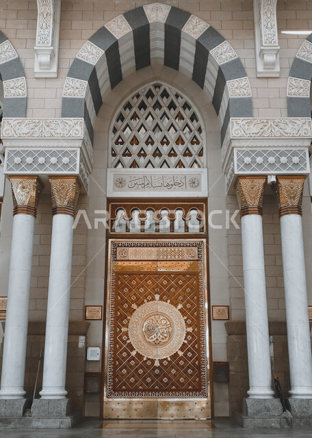 بوابة الدخول الى المسجد النبوي الشريف، آداء الصلوات في الحرم النبوي في المدينه المنوره، العبادة والتقرب الى الله، معالم وأماكن دينية مقدسة في السعودية، ديكورات وتصاميم داخلية على الطراز الاسلامي