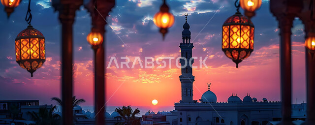 أنوار وزينة الأعياد والمناسبات الدينية, اكسسوارات وتحف شهر رمضان المبارك, تصاميم هندسية مزخرفة للفوانيس المعدنية المتوهجة للاحتفال بالأجواء الرمضانية الروحانية, صورة ظلية للمساجد الاسلامية أثناء غروب الشمس, سالويت