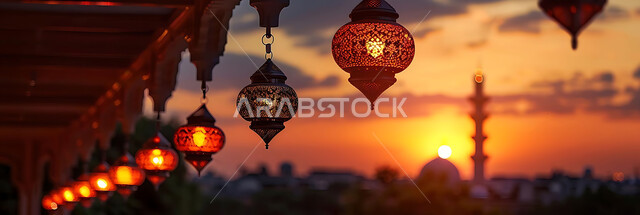  اكسسوارات وتحف شهر رمضان المبارك, أنوار وزينة الأعياد والمناسبات الدينية, تصاميم هندسية مزخرفة للفوانيس المعدنية المتوهجة للاحتفال بالأجواء الرمضانية الروحانية, صورة ظلية للمساجد الاسلامية أثناء غروب الشمس, سالويت