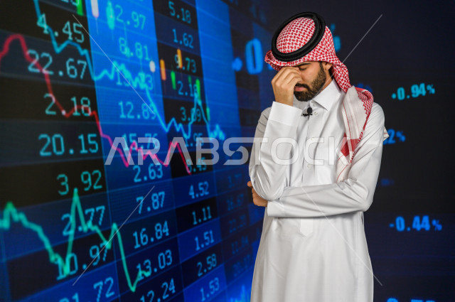 مذيع و اعلامي سعودي خليجي يمتلك المهارة بتقديم النشرات الاخبارية الاقتصادية ، ايماءات وجه و يدين تدل على الخسارة و نزول اسهم البورصة ، استخدام تقنية الجرافيكس في تقديم الاخبار و الاحصائيات الخاصة ، أخبار عالمية اقتصادية ،نشرة الإحصاءات الاقتصادية للدول ال