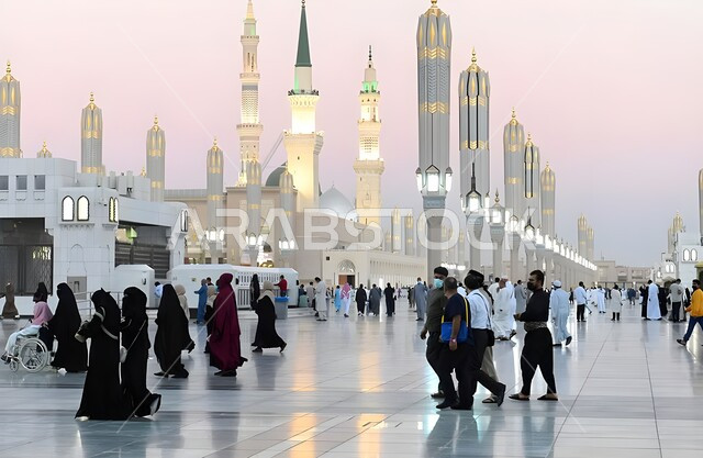 تجمع المصلين والزائرين في الفناء الخارجي للجامع، الفن الهندسي المعماري المتميز والديكورات الاسلامية على الطراز الحديث، العبادة والتقرب إلى الله، مآذن و قبب المسجد النبوي المضيئة في المدينة المنورة ليلا، معالم و أماكن دينية مقدسة في المملكة العربية السعودية