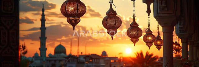 أنوار وزينة الأعياد والمناسبات الدينية, اكسسوارات وتحف شهر رمضان المبارك, صورة ظلية للتصاميم الهندسية المزخرفة والفوانيس المعدنية المتوهجة للاحتفال بالأجواء الرمضانية الروحانية, خلفية المساجد الاسلامية أثناء غروب الشمس, سالويت