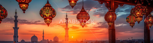 اكسسوارات و تحف مميزة للاحتفال بقدوم شهر الخير، صورة ظلية لزينة رمضان المبارك أثناء غروب الشمس، المصابيح المعدنية في الأجواء الرمضانية الروحانية، مجموعة من الفوانيس العربية التقليدية المضيئة على خلفية المساجد الاسلامية, سالويت