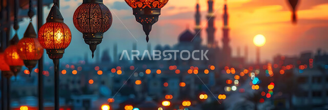 الأجواء الرمضانية الروحانية في شهر الخير والبركة، صورة ظلية للمصابيح المضيئة والمزخرفة للاحتفال بالأعياد والمناسبات الاسلامية, زينة واكسسوارات وأضواء رمضان المبارك، خلفية دينية, سيلوليت