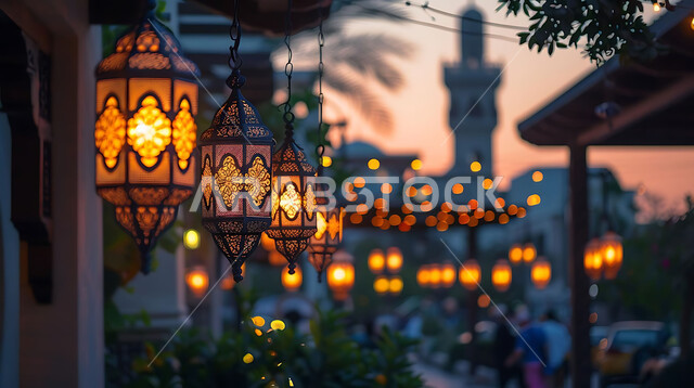 الاحتفال بقدوم شهر رمضان المبارك والتزيين بالمصابيح المضيئة، صورة ظلية لمجموعة من الفوانيس المزخرفة المعلقة في مساجد المملكة العربية السعودية أثناء غروب الشمس، أجواء رمضانية إسلامية روحانية هادئة, زينة الأعياد والمناسبات الدينية, سالويت