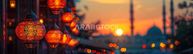 الاحتفال بقدوم شهر رمضان المبارك والتزيين بالمصابيح المضيئة، صورة ظلية لمجموعة من الفوانيس المزخرفة المعلقة في مساجد المملكة العربية السعودية أثناء غروب الشمس، أجواء رمضانية إسلامية روحانية هادئة, زينة الأعياد والمناسبات الدينية, سالويت