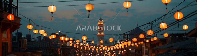 الاحتفال بقدوم شهر رمضان المبارك والتزيين بالمصابيح المضيئة، صورة ظلية لمجموعة من الفوانيس المزخرفة المعلقة في مساجد المملكة العربية السعودية أثناء غروب الشمس، أجواء رمضانية إسلامية روحانية هادئة, زينة الأعياد والمناسبات الدينية, سالويت