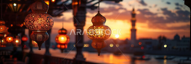 استقبال المسلمين لشهر رمضان المبارك, الاحتفال بالأعياد والمناسبات الدينية, صورة ظلية للمصابيح المعدنية المزخرفة المعلقة في الأجواء الرمضانية الروحانية, زينة واكسسوارات وتحف عربية تقليدية, خلفية المساجد الاسلامية, سالوليت