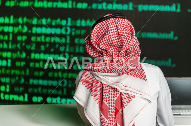 شاب سعودي خليجي يعمل في وظيفة مطور ويب ، استخدام لغات برمجية منوعة لتطوير و بناء المواقع الالكترونية ، التقنيات و الحاسوب الآلي ، التعلم الآلي