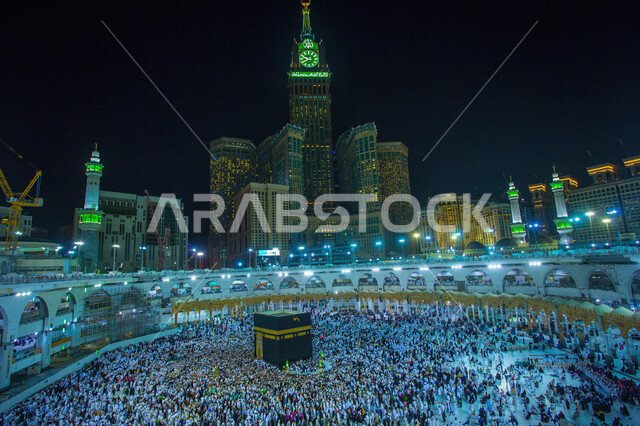 مبنى برج الساعة الملكي في مكة المكرمة المضيء ليلا، الفن الهندسي المعماري للمساجد على الطراز الحديث، العبادة والتقرب إلى الله، معالم دينية إسلامية مقدسة، الفنادق والأبراج المطلة على الحرم المكي الشريف في المملكة العربية السعودية