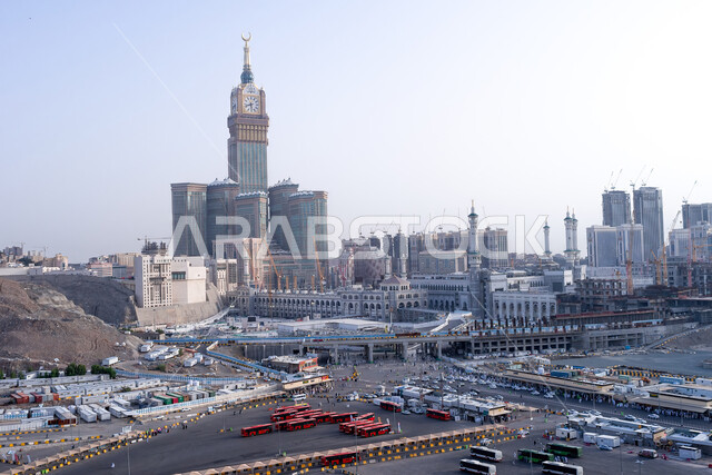 العبادة والتقرب إلى الله، مبنى برج الساعة الملكي في مكة المكرمة، الفن الهندسي المعماري للمساجد على الطراز الحديث، معالم دينية إسلامية مقدسة، الفنادق والأبراج المطلة على الحرم المكي الشريف في المملكة العربية السعودية