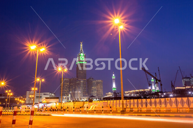 الفن الهندسي المعماري للمساجد على الطراز الحديث، الفنادق والأبراج المطلة على الحرم المكي الشريف في المملكة العربية السعودية، معالم دينية إسلامية مقدسة، العبادة والتقرب إلى الله، مبنى برج الساعة الملكي في مكة المكرمة مضيء ليلا