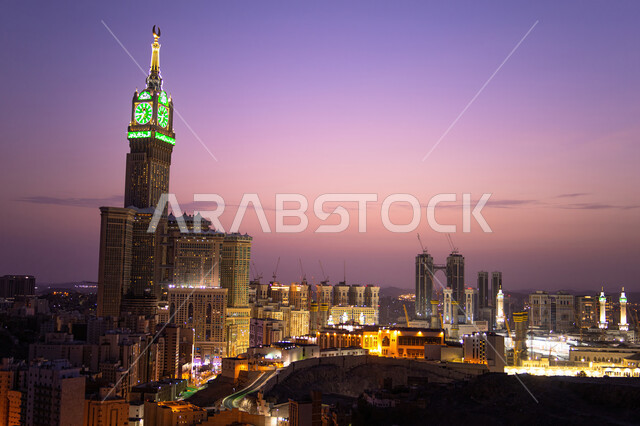 مبنى برج الساعة الملكي في مكة المكرمة مضيء ليلا، الفن الهندسي المعماري للمساجد على الطراز الحديث، الفنادق والأبراج المطلة على الحرم المكي الشريف في المملكة العربية السعودية، معالم دينية إسلامية مقدسة، العبادة والتقرب إلى الله
