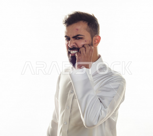 بورتريه لرجل سعودي خليجي مصاب بعدة مشاكل في منطقة الوجه، التعرض للحروق ،  بثور وجه منتشرة على البشرة ، ايماءات و تعبيرات وجه و يدين تدل على الآلم و الحزن ، مشاكل صحية و اصابات جسدية ، خلفية بيضاء