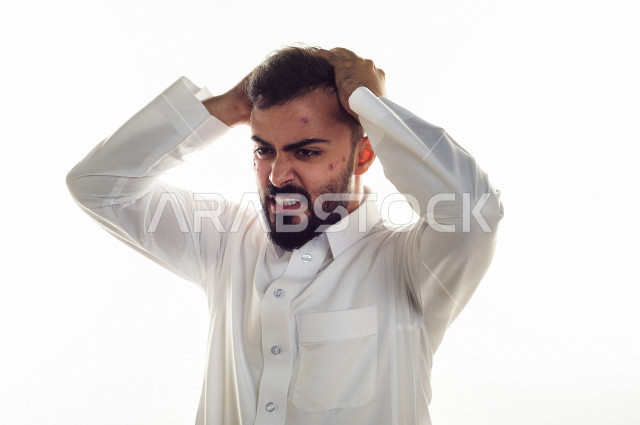 بورتريه لرجل سعودي خليجي مصاب بعدة مشاكل في منطقة الوجه، التعرض للحروق ،  بثور وجه منتشرة على البشرة ، ايماءات و تعبيرات وجه و يدين تدل على الآلم و الحزن ، مشاكل صحية و اصابات جسدية ، خلفية بيضاء