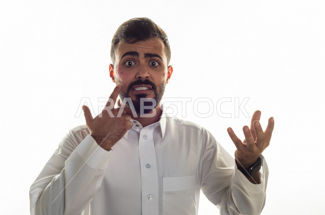 بورتريه لرجل سعودي خليجي مصاب بعدة مشاكل في منطقة الوجه، التعرض للحروق ،  بثور وجه منتشرة على البشرة ، ايماءات و تعبيرات وجه و يدين تدل على الآلم و الحزن ، مشاكل صحية و اصابات جسدية ، خلفية بيضاء