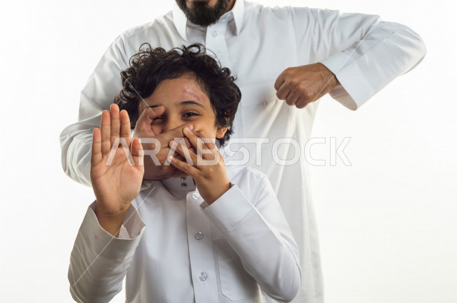 بورتريه لفتى سعودي خليجي يتعرض للعنف ، ايماءات و تعبيرات وجه و يدين تدل على الآلم و الحزن ، المشاكل الاسرية ، اصابات جسدية ، الاسعافات الاولية ، خلفية بيضاء