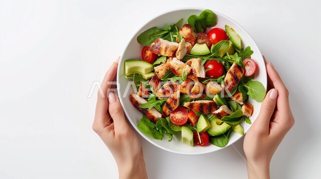 طبق  أبيض اللون مليء بالخضار المتنوعة الطازجة, سلطة خضروات بالطماطم والأوراق الخضراء, أطعمة صحية ومفيدة, حمية غذائية, وجبات صحية ومغذية, سلطات باردة ولذيذة, خلفية بيضاء