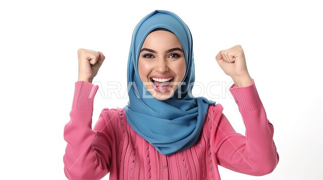 النجاح وتحقيق الأهداف، مفهوم الفرح بالنصر والفوز، تعابير السرور والسعادة، بورتريه مقرب لامرأة عربية خليجية سعودية محجبة مبتسمة ترتدي الزي الكاجوال ترفع يديها بإيماءات الحماس، خلفية بيضاء