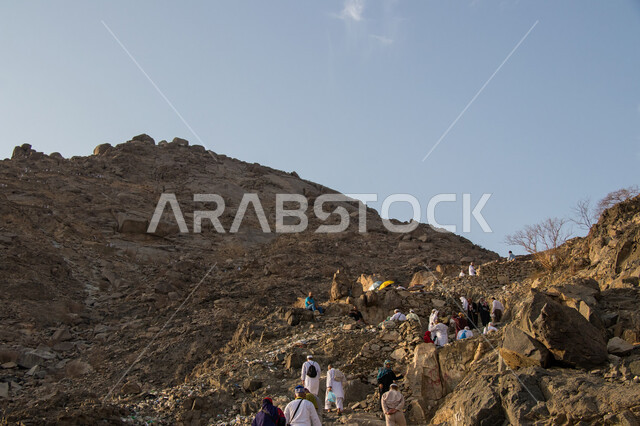 توافد الزوار من جميع أنحاء العالم لزيارة غار ثور، إطلالة متميزة على جبل النور في مكة المكرمة، التكوينات والتشكيلات الصخرية، القمم والمرتفعات الجبلية، معالم دينية مشهورة في المملكة العربية السعودية، أماكن إسلامية مقدسة